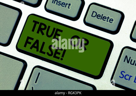 La scrittura della nota mostra vero o Falsequestion. Business photo per la presentazione di una serie di istruzioni per essere contrassegnati come vero o falso tasto tastiera intenzione di cre Foto Stock