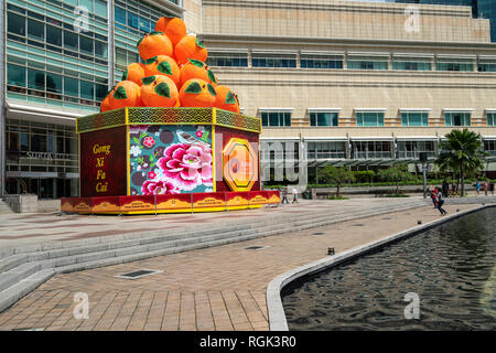 Vista del Suria KLCC Shopping Mall con decorazioni commemorative del nuovo anno cinese di Kuala Lumpur in Malesia Foto Stock