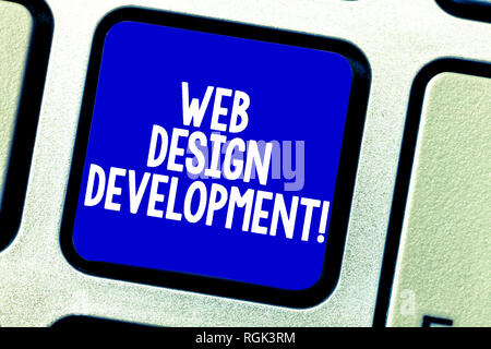 Mano concettuale che mostra la scrittura Web Design sviluppo. Business photo vetrina per lo sviluppo di siti web per hosting tramite intranet chiave tastiera intenzione Foto Stock