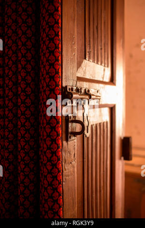 India Rajasthan, Alwar, Ram Bihari Palace, la vecchia porta, il meccanismo di chiusura sportello Foto Stock