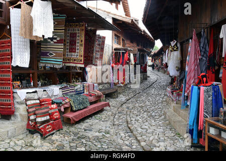 Kruja, Albania - Maggio 2017: Tradizionale bazaar nella città di Kruja. Kruje, Albania Foto Stock