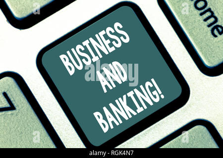 La scrittura della nota mostra e Business Banking. Business photo presentazione azienda s è le relazioni finanziarie con un'istituzione chiave di tastiera intenzione di cre Foto Stock