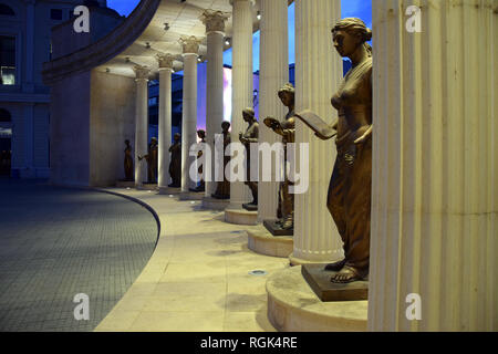 Skopje, Macedonia - Maggio 2017: nove muse un monumento a Skopje centro citta'. Skopje, Macedonia. Foto Stock