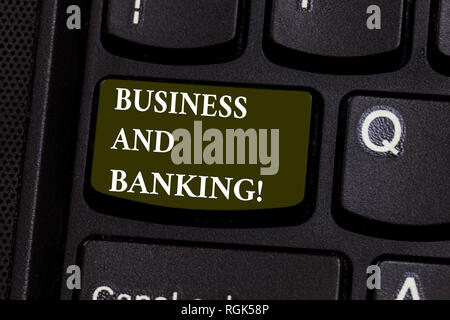 Testo della scrittura e Business Banking. Concetto significato Azienda s è le relazioni finanziarie con un'istituzione chiave di tastiera intenzione di creare computer m Foto Stock
