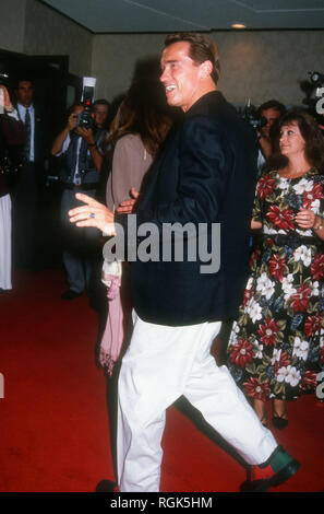 WESTWOOD, CA - 27 Maggio: attore Arnold Schwarzenegger assiste Warner Bros Foto 'Made in America " Premiere il 27 maggio 1993 a Mann Bruin Theatre di Westwood, California. Foto di Barry re/Alamy Stock Photo Foto Stock