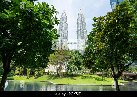 Una vista del KLCC Park con le Torri Petronas in background di Kuala Lumpur in Malesia Foto Stock