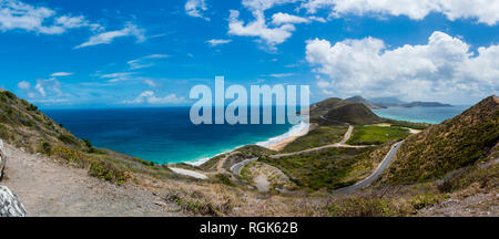 Caraibi, Piccole Antille, Saint Kitts e Nevis, Basseterre, vista di stagno di sale Foto Stock