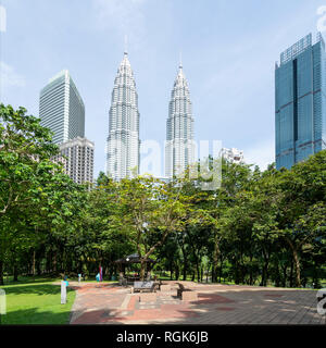 Una vista del KLCC Park con le Torri Petronas in background di Kuala Lumpur in Malesia Foto Stock