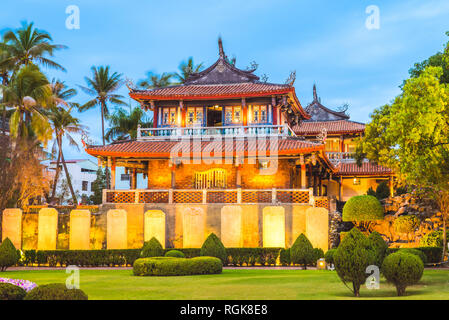 Vista notturna di Chihkan Tower in Tainan, Taiwan Foto Stock