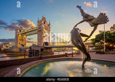 Il Tower Bridge dal fiume Tamigi a Londra, Regno Unito Foto Stock