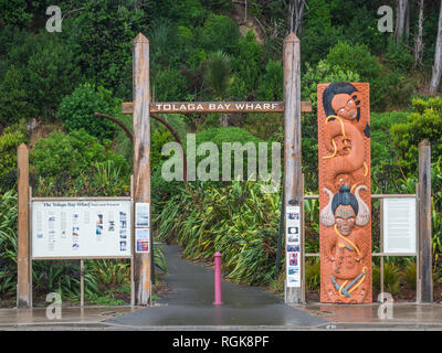 Gateway scolpito a Tologa Bay Wharf, East Cape, Isola del nord, Nuova Zelanda Foto Stock