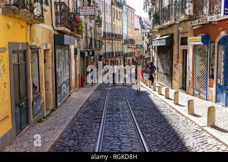 Street nel quartiere di Alfama a Lisbona, Portogallo Foto Stock