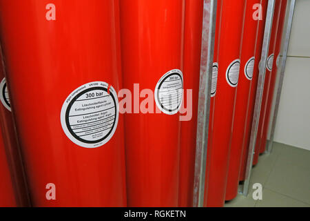 Pesante Argon compresso di bombole di gas in un cloud storage dati centro di Mainz, Renania-Palatinato, Germania, Europa Foto Stock