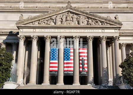 WASHINGTON DC, Stati Uniti — la grande struttura dell'edificio degli Archivi nazionali si erge in modo preminente nel cuore di Washington DC. Questo edificio monumentale, costruito nel 1930s, ospita i più importanti documenti storici degli Stati Uniti: La Dichiarazione di indipendenza, gli Stati Uniti La Costituzione, e la carta dei diritti, nota collettivamente come carte della libertà. Foto Stock