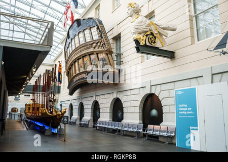 GREENWICH, Regno Unito - il National Maritime Museum di Greenwich, Londra, fa parte della rete dei Royal Museums di Greenwich che costituisce il Maritime Greenwich World Heritage Site. Si concentra sul ricco patrimonio britannico nella storia marittima e nella navigazione. Si trova sulle rive del Tamigi e vicino all'Osservatorio reale (la base del primo Meridiano e dell'ora di Greenwich). Foto Stock