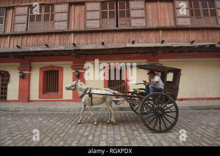 Kalesa carrozza sulla storica Calle Crisologo, Vigan, Ilocos Sur, Filippine Foto Stock