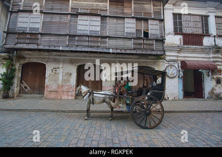 Kalesa carrozza sulla storica Calle Crisologo, Vigan, Ilocos Sur, Filippine Foto Stock