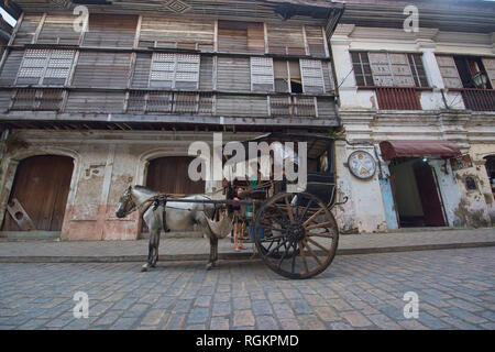 Kalesa carrozza sulla storica Calle Crisologo, Vigan, Ilocos Sur, Filippine Foto Stock