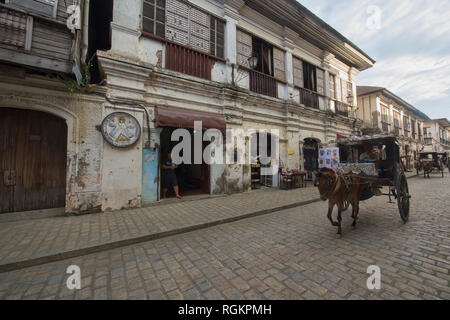 Kalesa carrozza sulla storica Calle Crisologo, Vigan, Ilocos Sur, Filippine Foto Stock