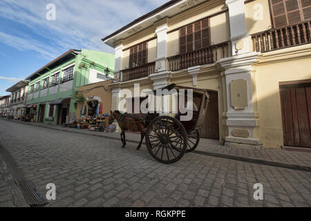 Kalesa carrozza sulla storica Calle Crisologo, Vigan, Ilocos Sur, Filippine Foto Stock