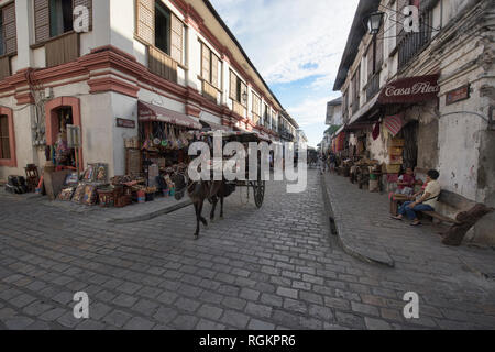 Kalesa carrozza sulla storica Calle Crisologo, Vigan, Ilocos Sur, Filippine Foto Stock