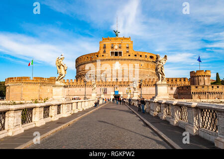 Roma, Italia - 17 Novembre 2018: vista sul Ponte Sant'Angelo, Aelian Bridge o Pons Aelius, Ponte di Adriano con il famoso Castel Sant'Angelo, Castello di Foto Stock