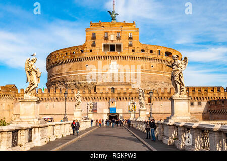 Roma, Italia - 17 Novembre 2018: vista sul Ponte Sant'Angelo, Aelian Bridge o Pons Aelius, Ponte di Adriano con il famoso Castel Sant'Angelo, Castello di Foto Stock