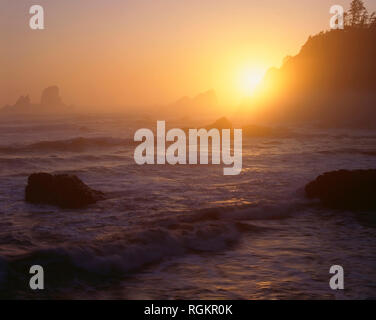 Stati Uniti d'America, Oregon, Ecola State Park, set di Sole attraverso lo strato di nebbia al punto Ecola. Foto Stock