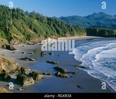 Stati Uniti d'America, Oregon, Ecola State Park, le onde in arrivo lavare sulla spiaggia a mezzaluna, vista sud dal punto Ecola. Foto Stock