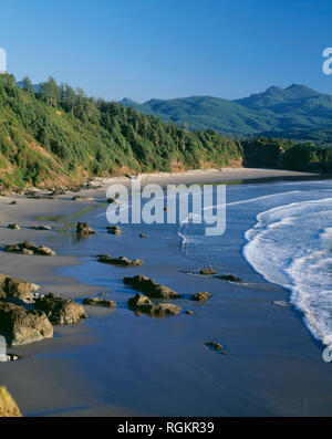 Stati Uniti d'America, Oregon, Ecola State Park, le onde in arrivo lavare sulla spiaggia a mezzaluna, vista sud dal punto Ecola. Foto Stock