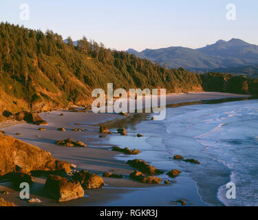 Stati Uniti d'America, Oregon, Ecola State Park, il tramonto arrossa spiaggia a mezzaluna e sulle colline circostanti, vista sud dal punto Ecola. Foto Stock