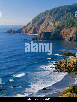 Stati Uniti d'America, Oregon, Ecola State Park, punto calva (inferiore destro) e Indiano distante; punto di vista nord in serata. Foto Stock