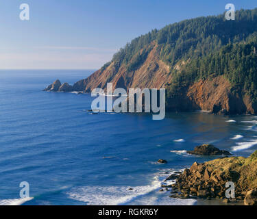 Stati Uniti d'America, Oregon, Ecola State Park, punto calva (inferiore destro) e Indiano distante; punto di vista nord in serata. Foto Stock