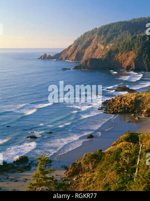 Stati Uniti d'America, Oregon, Ecola State Park, punto calva (inferiore destro) e Indiano distante; punto di vista nord in serata. Foto Stock