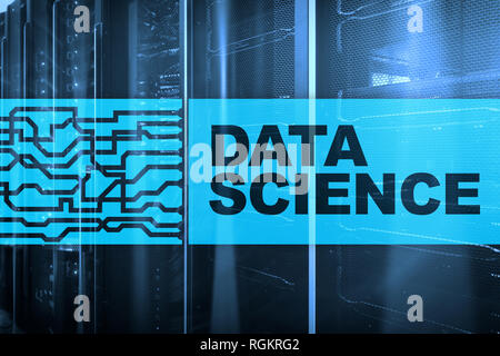 I dati della scienza, business, internet e il concetto di tecnologia su server di sottofondo in camera Foto Stock