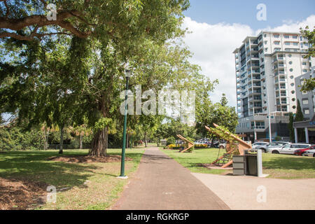 Darwin, Northern Territory, Australia-October 8,2017: il Bicentennial Park percorso con city apartments e parcheggio a Darwin, in Australia Foto Stock