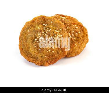 Due sfere di Falafel isolati su sfondo bianco Foto Stock