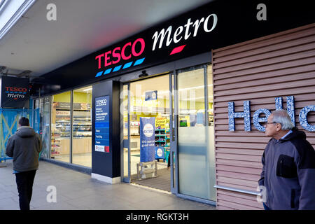 Una vista generale della Tesco in Notting Hill Gate, London Foto Stock