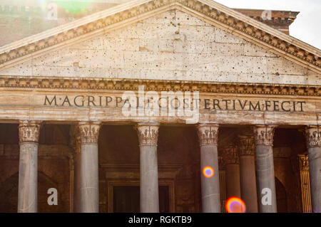 Roma, Italia - 18 Novembre 2018: Close-up frammento della facciata del famoso Pantheon il tempio di tutti gli dei è un ex tempio romano con luminosi su Foto Stock