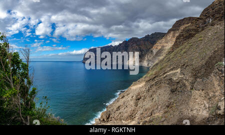 Los Acantilados de Los Gigantes vista di profilo in Tenerife Foto Stock