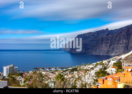 Los Acantilados de Los Gigantes e città lunga esposizione vista di profilo in Tenerife Foto Stock