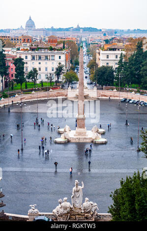 Roma, Italia - 19 Novembre 2018: vista dall'alto sulla Piazza del Popolo, la grande piazza di Roma. Il nome in Italiano moderno significa letteralmente la gente S Foto Stock