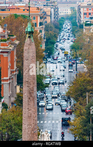 Roma, Italia - 19 Novembre 2018: vista su Ferdinando di Savoia street attraverso l'obelisco di Piazza del Popolo, la grande piazza di Roma. Il nome in Foto Stock