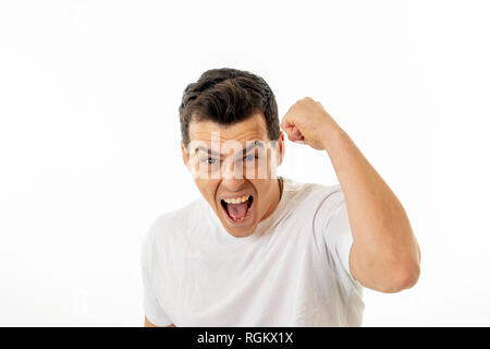 Ritratto di vincere uomo di successo celebrando essendo un vincitore e la vittoria. Immagine dinamica del Caucaso modello maschio bianco su sfondo per studio. La vittoria, Foto Stock