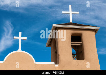 Croci bianche sulla chiesa di adobe San Francisco de Asis a Ranchos de Taos, New Mexico, USA Foto Stock