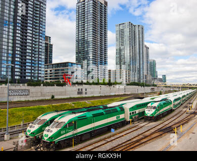 Double Decker bi-livello Go treni in transito e CityPlace Toronto sviluppo residenziale, Toronto, Ontario, Canada Foto Stock