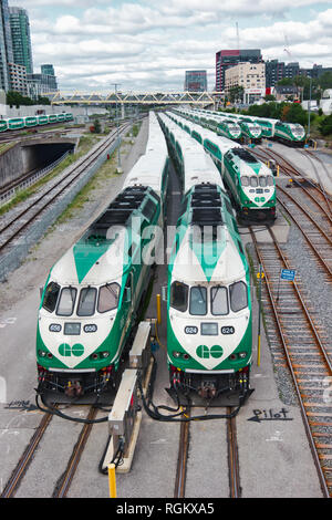 Double Decker bi-level andare il transito dei treni, Union Station, Toronto, Ontario, Canada Foto Stock