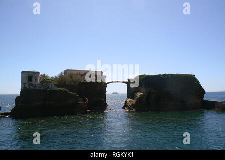 L'isola di Gaiola (Napoli, Italia) - Una piccola isola nella riserva marina Parco subacqueo della Gaiola Foto Stock