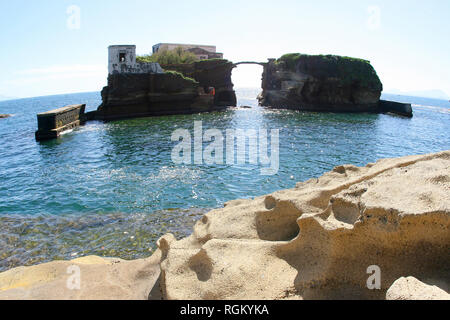 L'isola di Gaiola (Napoli, Italia) - Una piccola isola nella riserva marina Parco subacqueo della Gaiola Foto Stock