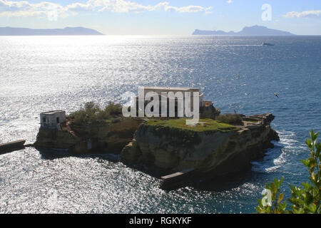 L'isola di Gaiola (Napoli, Italia) - Una piccola isola nella riserva marina Parco subacqueo della Gaiola Foto Stock